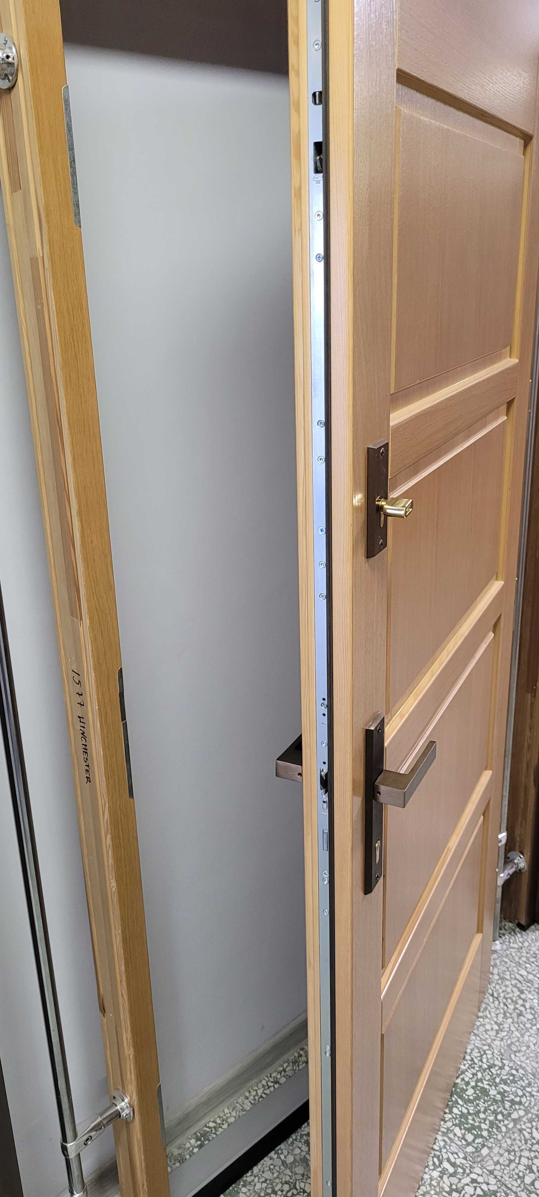 Drzwi zewnętrzne drewniane Pełne  kolor winchestern