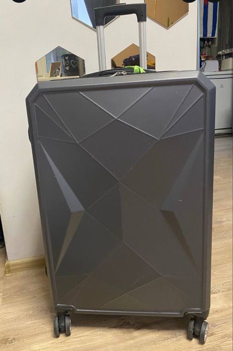 Продам большой чемодан на колесах