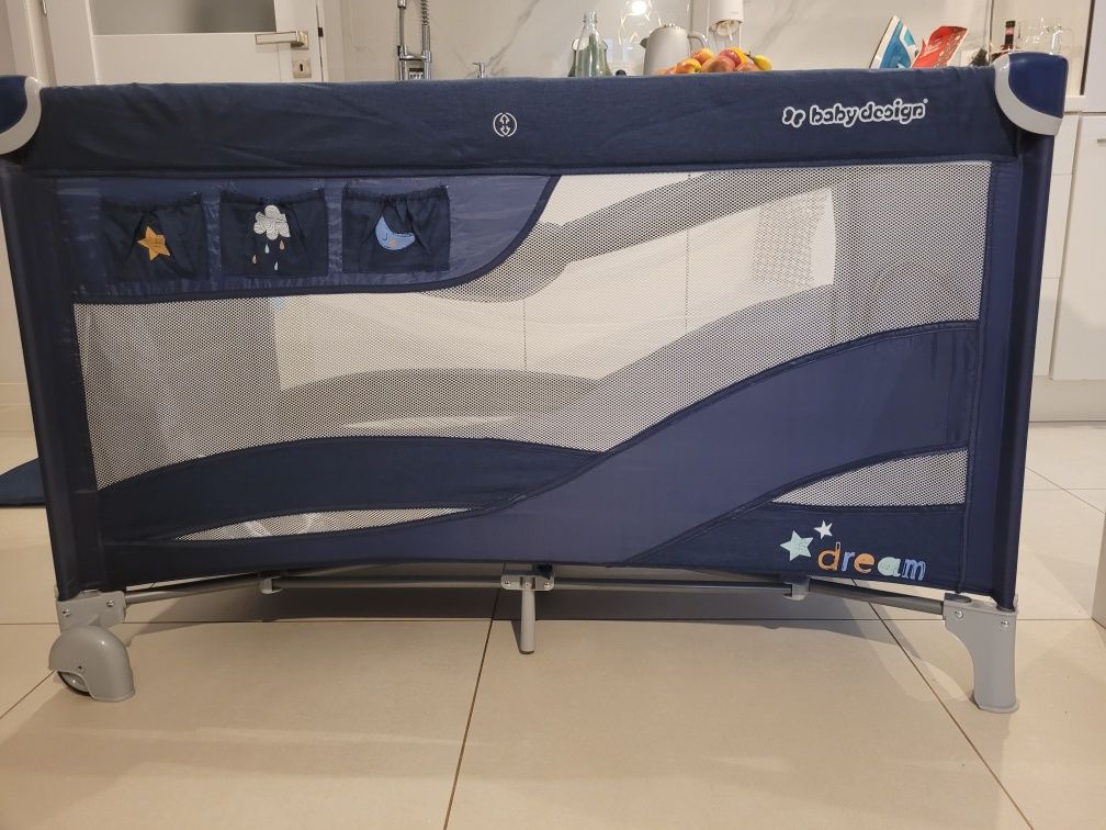 Łóżeczko turystyczne Baby Design 60x120 w odcieniu granatu