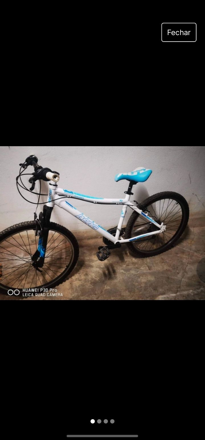Bicicleta azul e branca de montanha