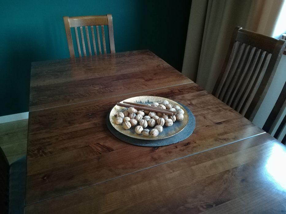 Stół drewniany bez krzeseł