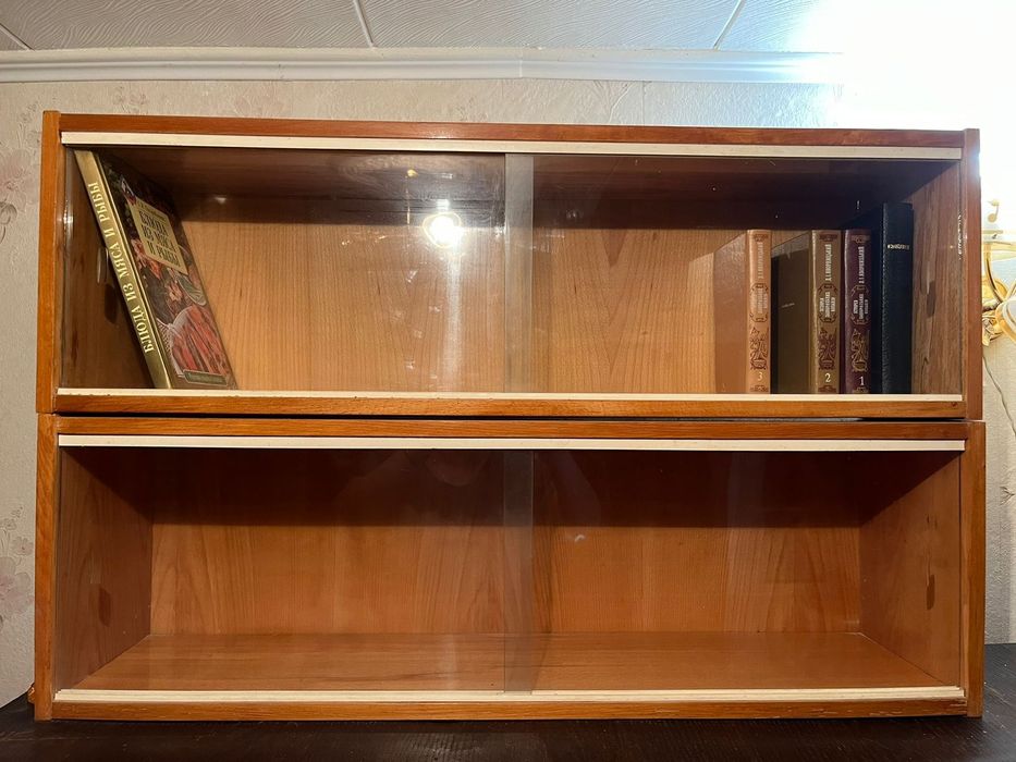 Книжные полки настенные, со стекло, всего четыре, в идеальном состояни