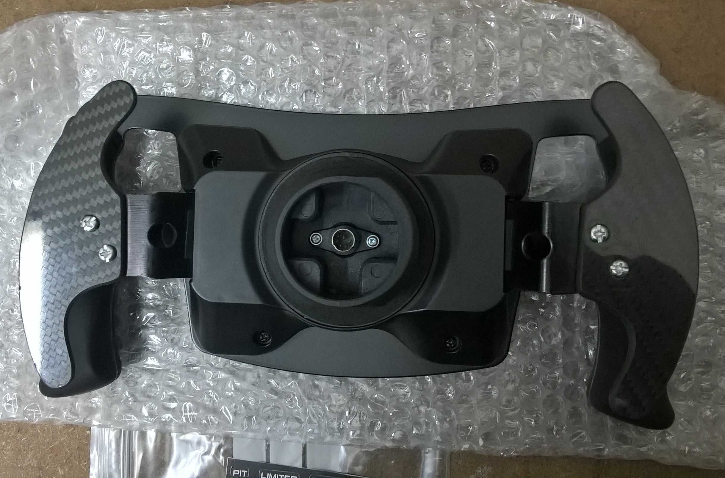 Volante Thrustmaster com pegas STP e patilhas de mudanças em carbono