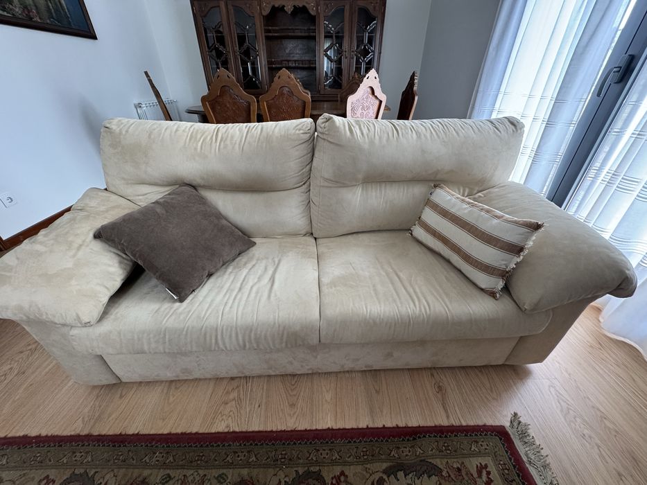 Mesa, cadeiras, sofas etc (interior sala)