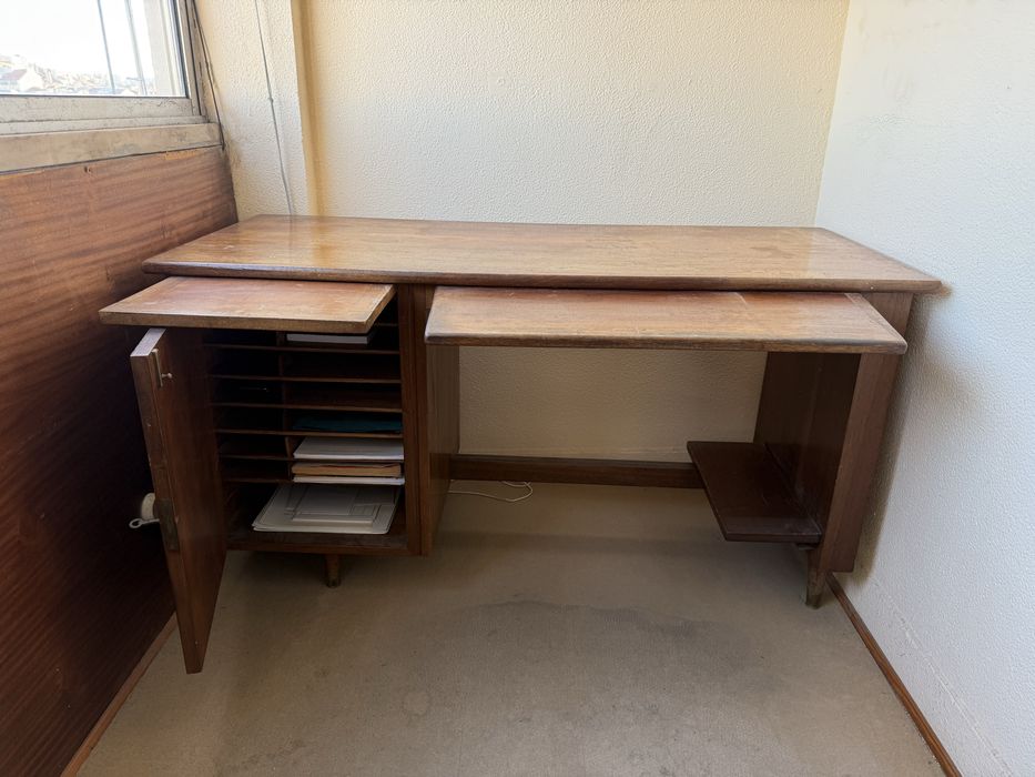 Secretária em madeira maciça