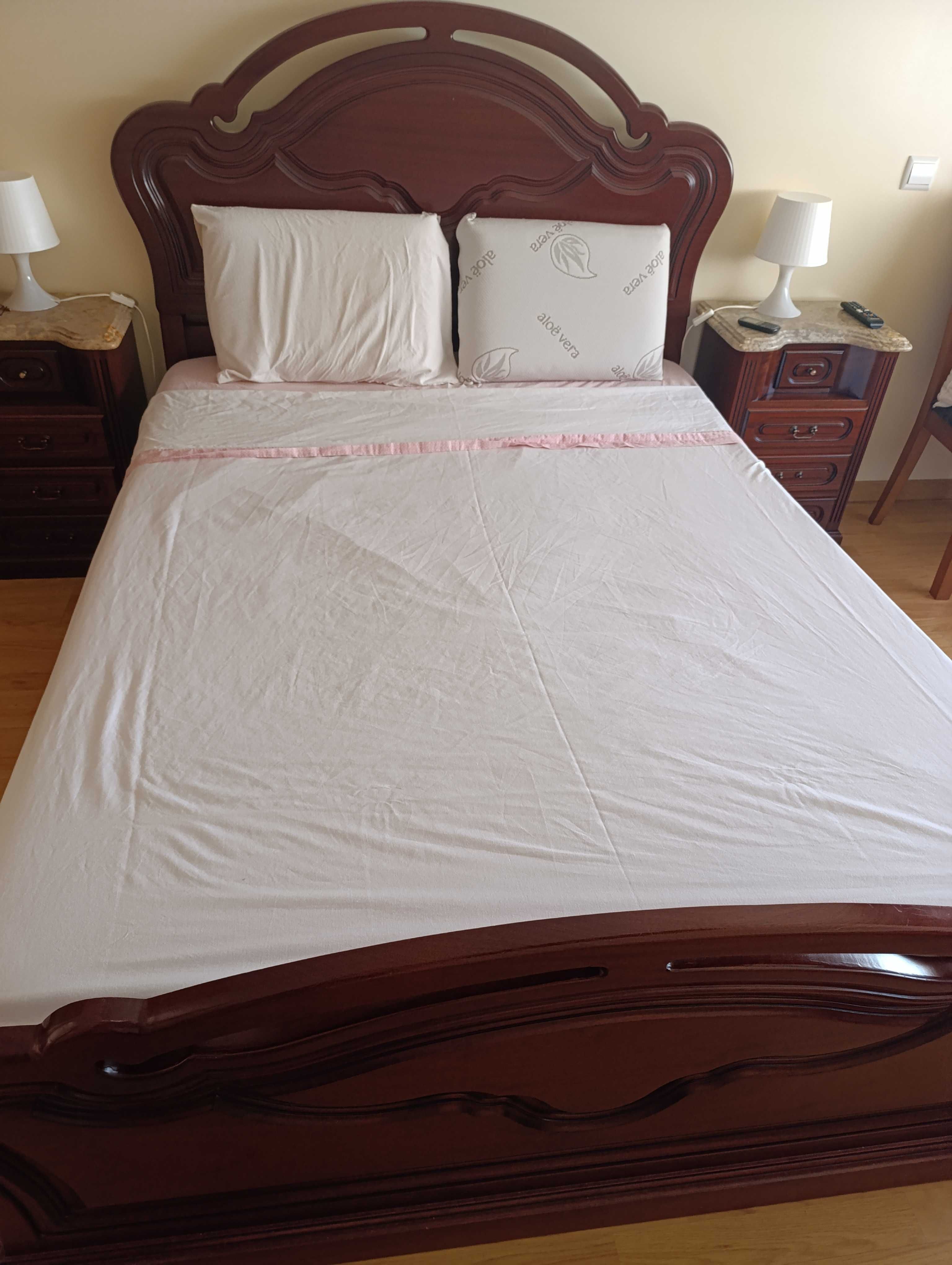 Quarto de casal bem estimado