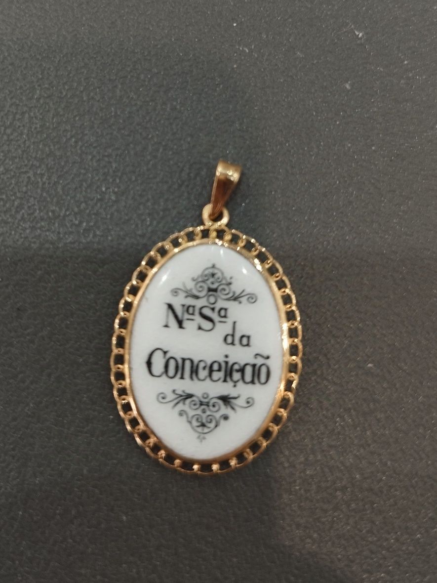 Medalha em esmalte com rebordo em ouro de 19,2kt