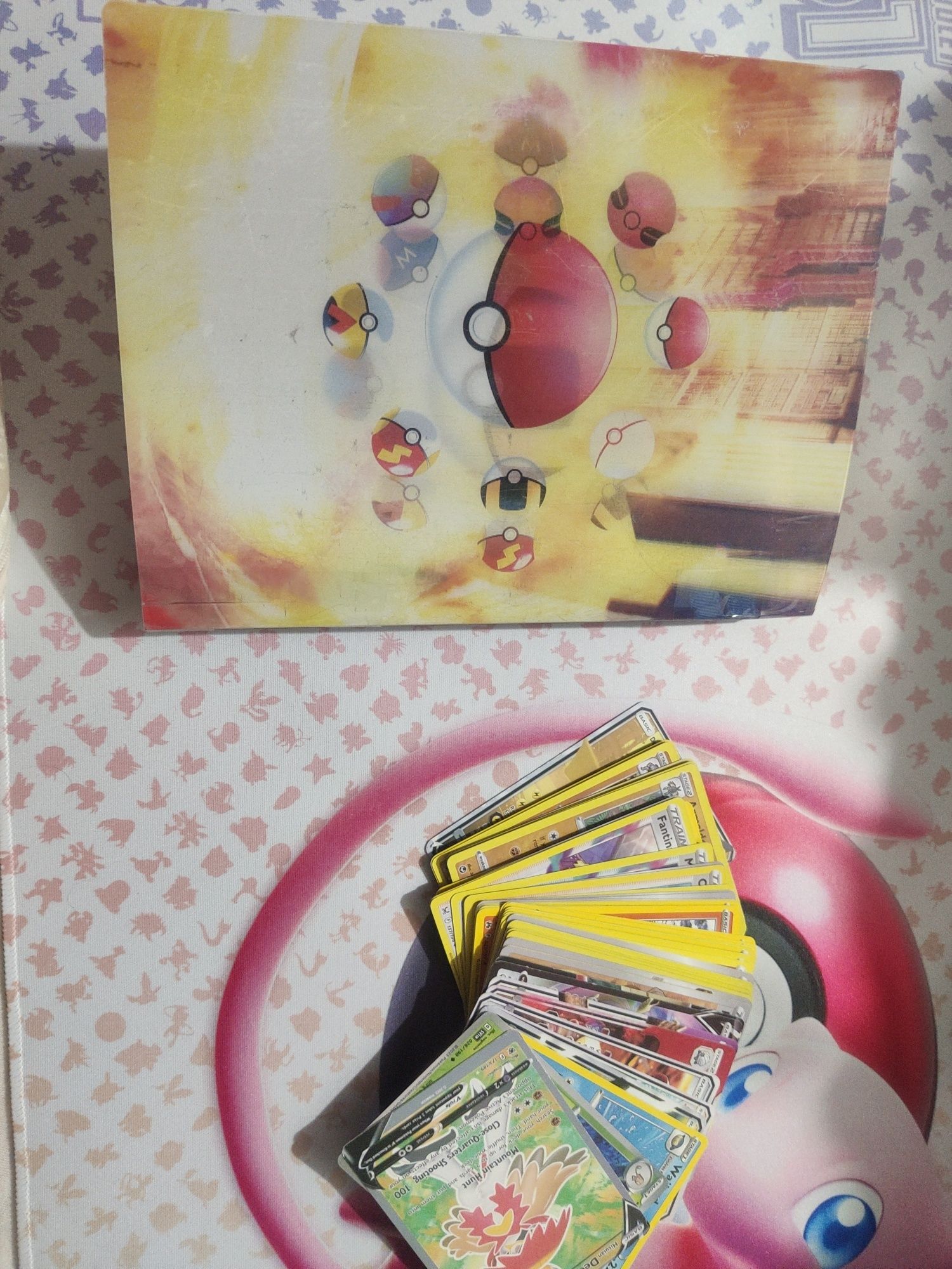 Album Pokemon plus karty dla małych zbieraczy.