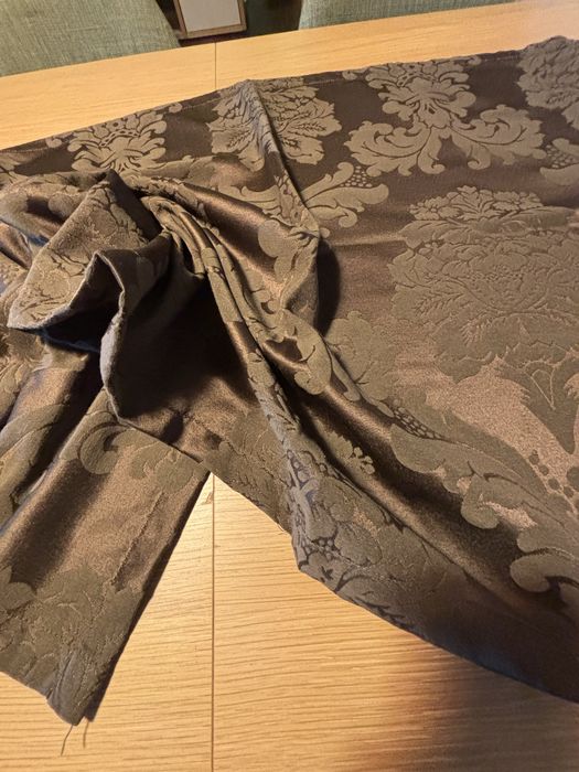 Corre-mesa e sete guardanapos iguais.