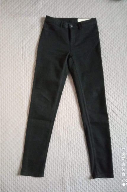 Czarne rurki jeansy