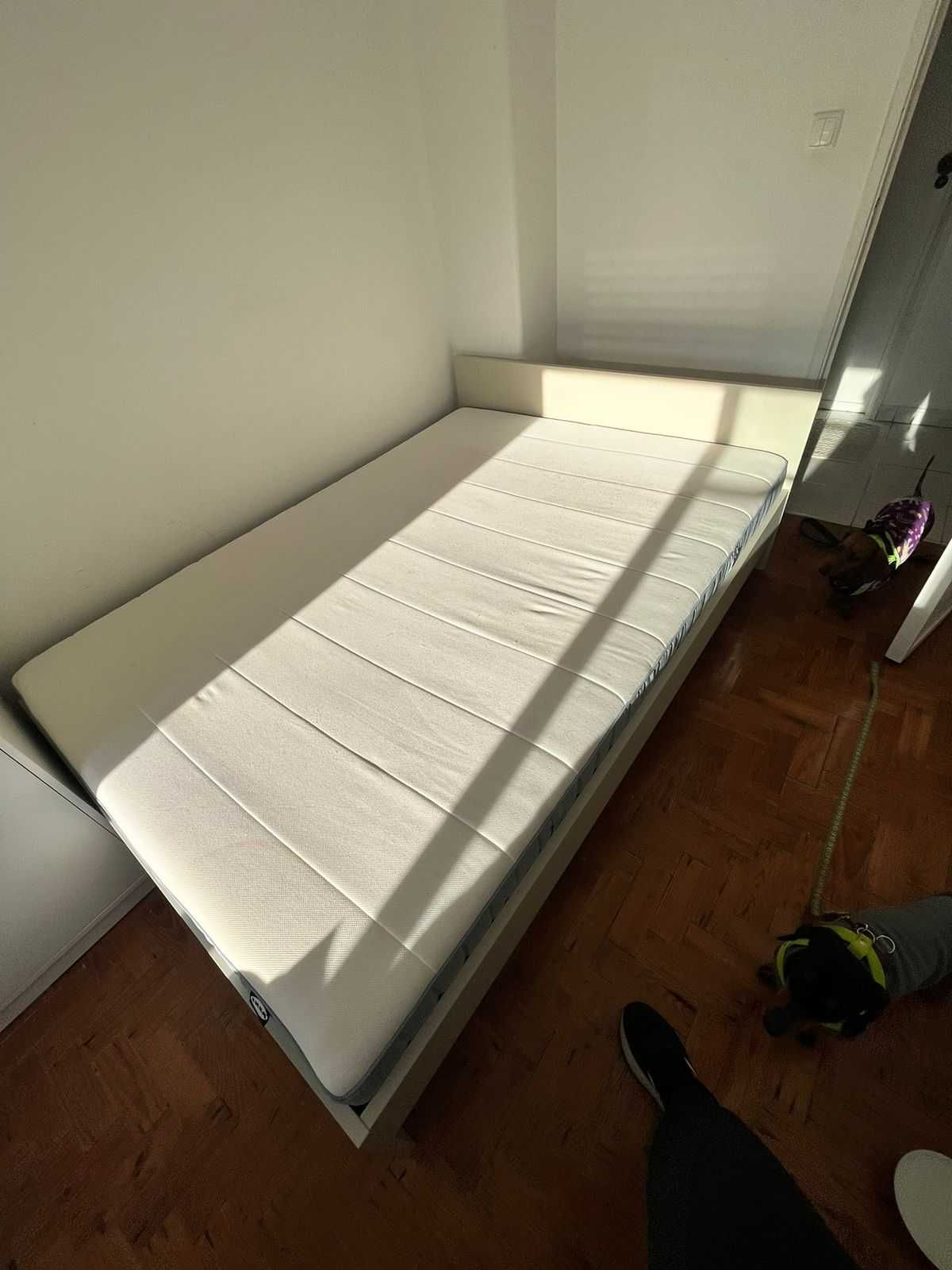 Cama casal com colchão de molas extra firme
