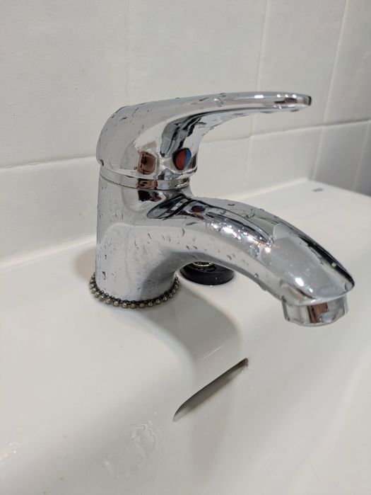 Lavatório wc em porcelana da marca Dama Roca com coluna de apoio