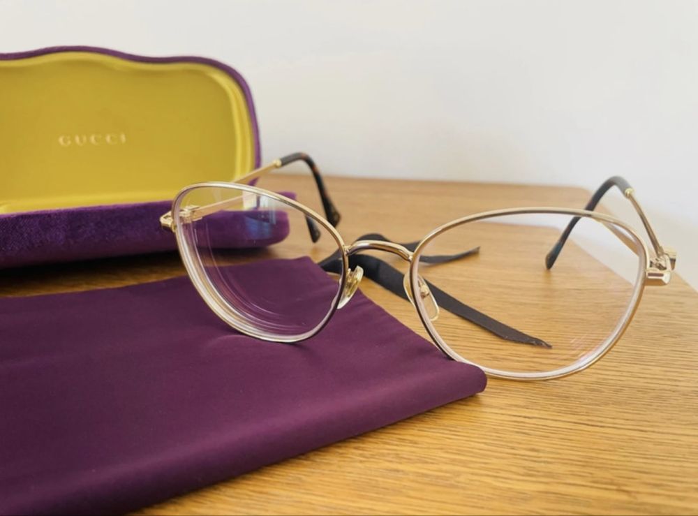 Armações metálicas douradas gucci