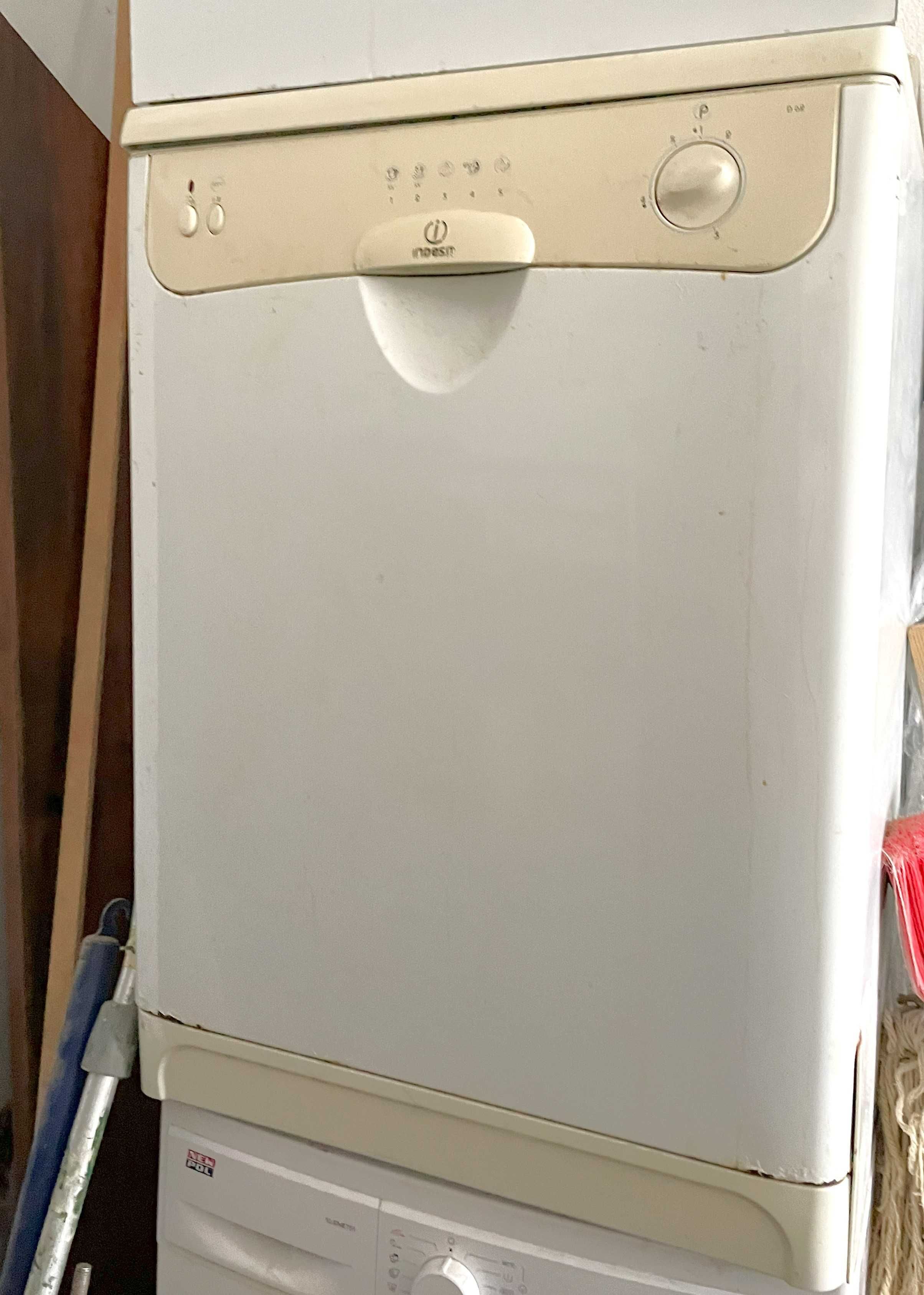 Máquina de Lavar Loiça Indesit