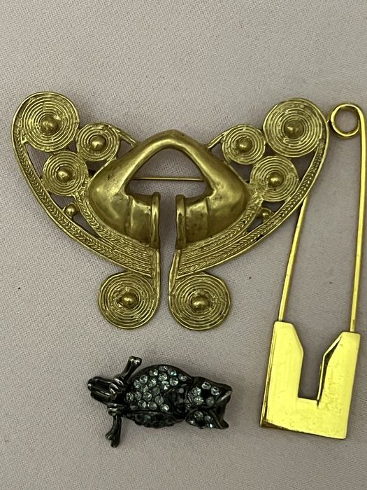 Продаю броши и браслеты