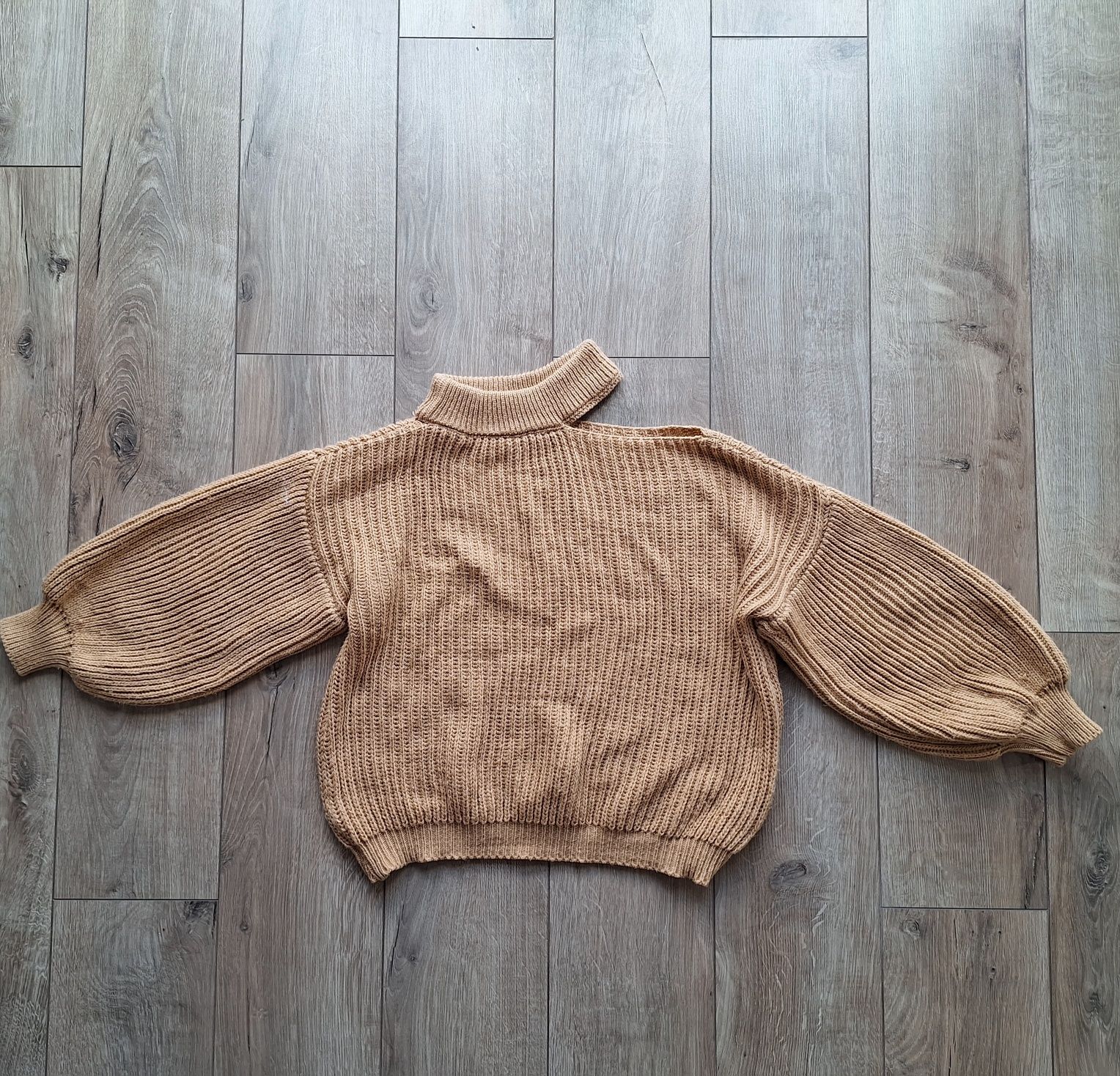 Sweter z golfem i odkrytym ramieniem