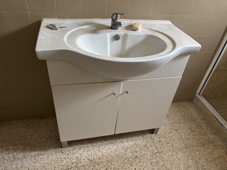 Movel casa de banho sem torneira.