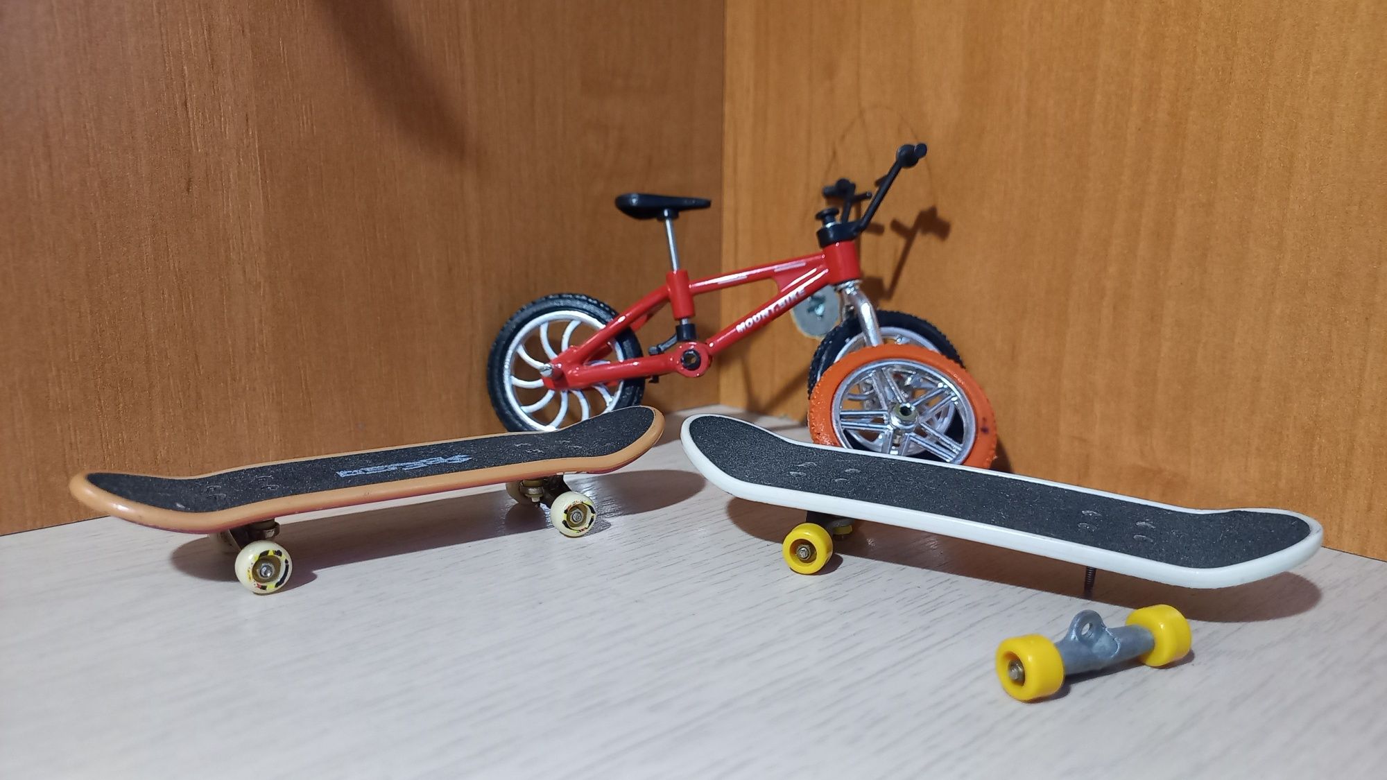 Продам іграшковий скейт та велосипед