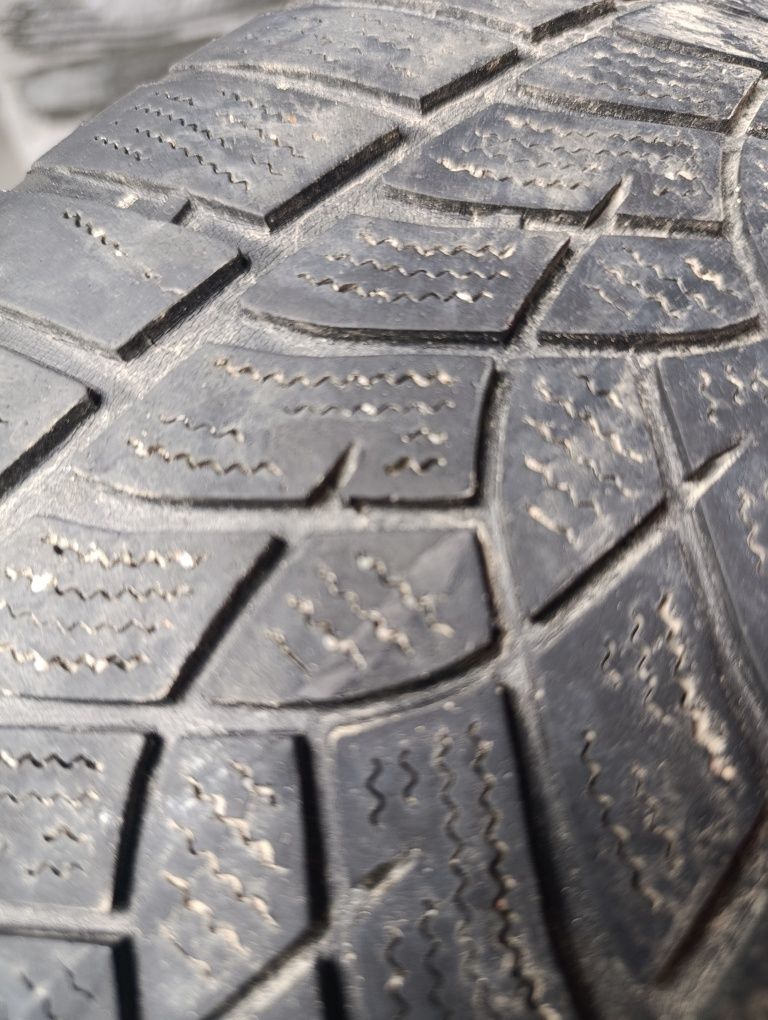 Зимові шини Goodyear 215/55 R17