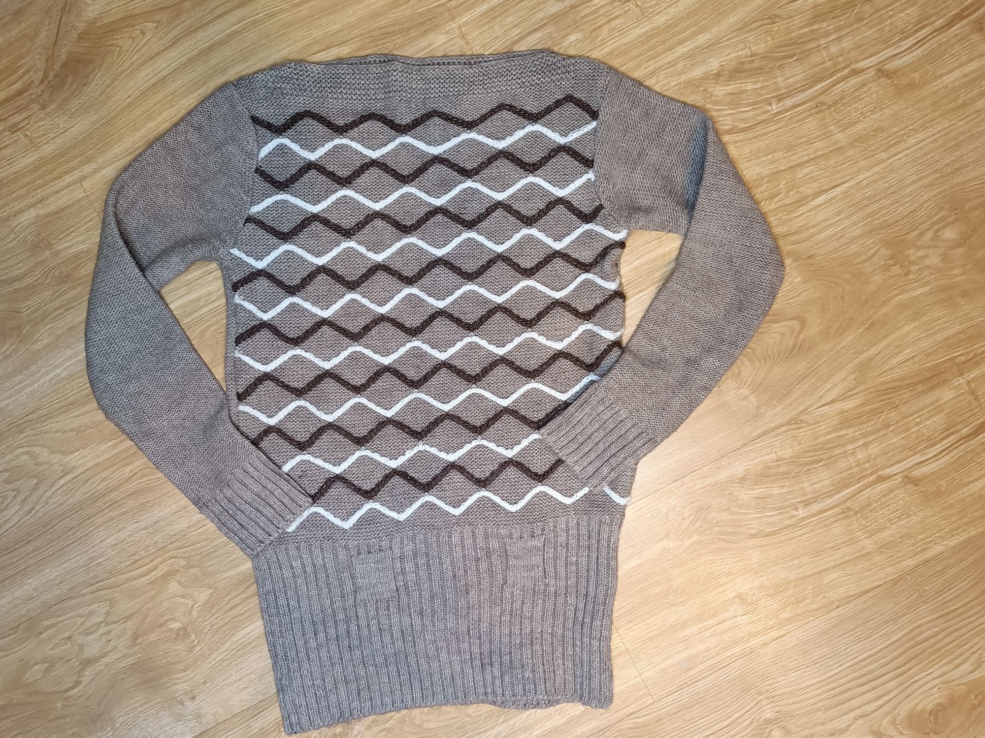 Beżowy sweter we wzór rozmiar M/38