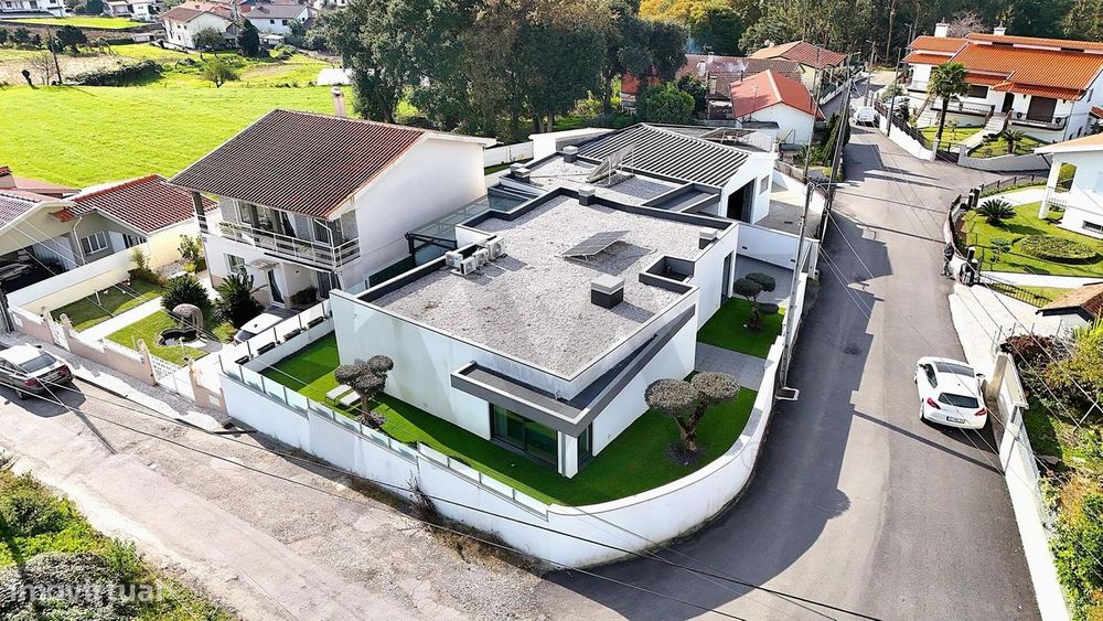 Moradia T3 Térrea Individual Moderna & Garagem 2 Carros - Excelente Op