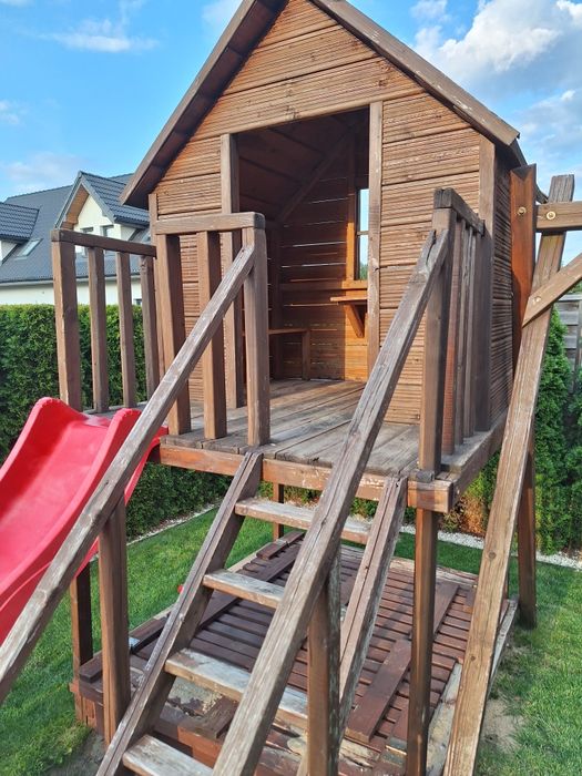 Drewniany domek dla dzieci, plac zabaw