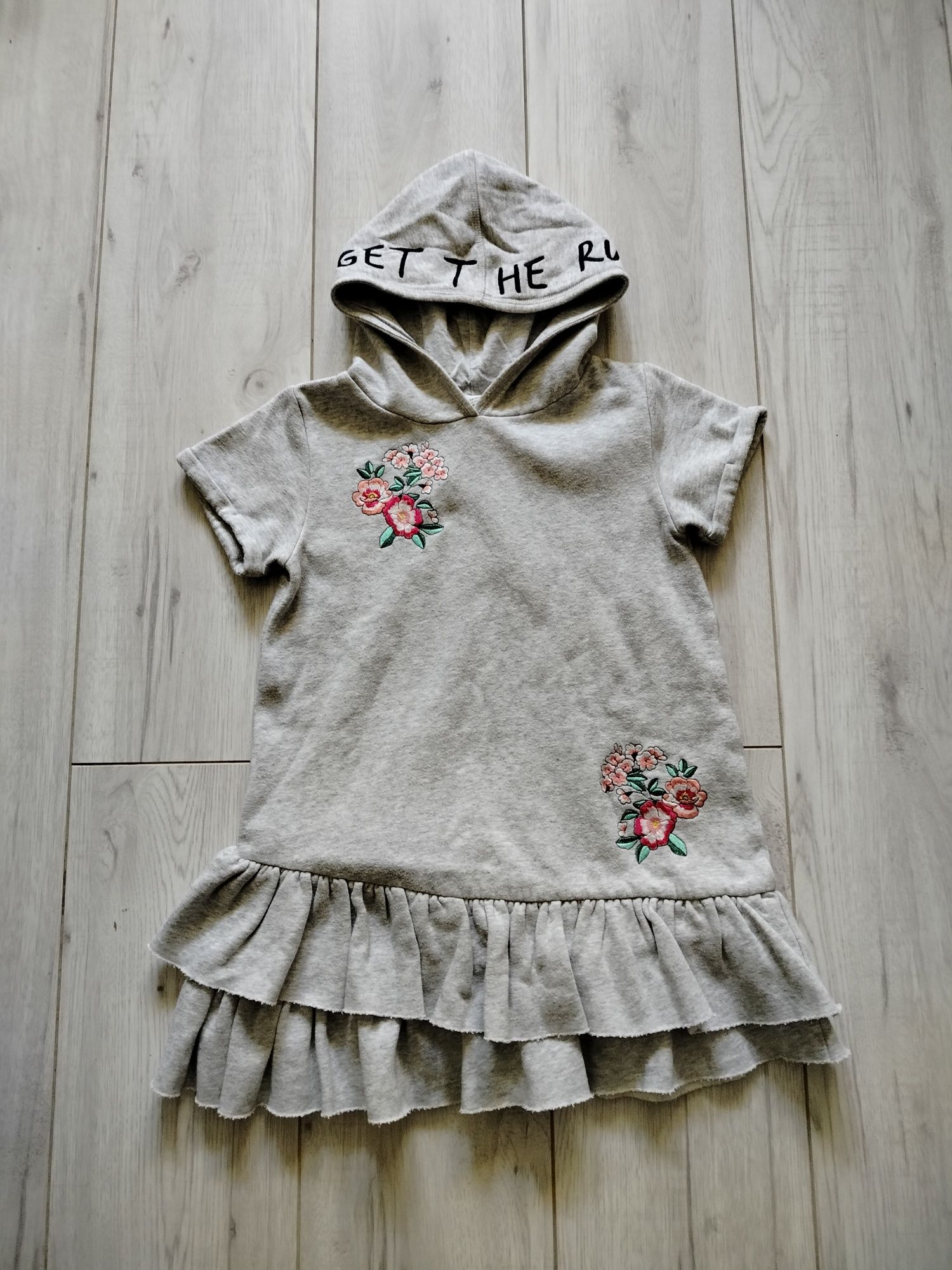 Szara dresowa sukienka z krótkim rękawem 110 116 z kapturem H&M
