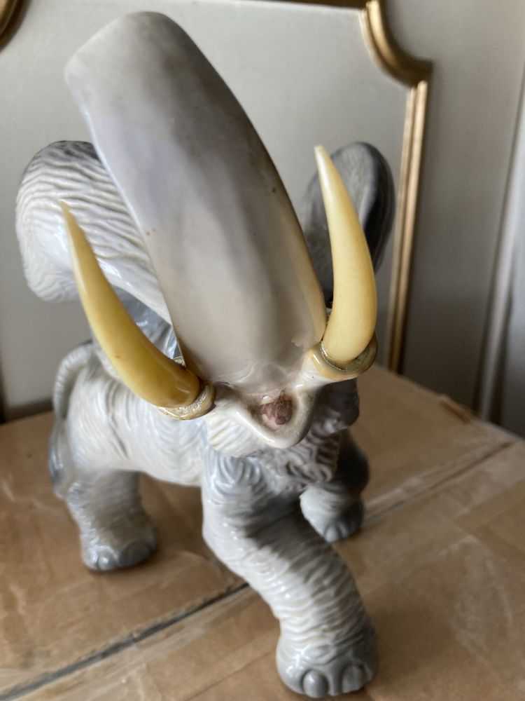 Elefante em cerâmica