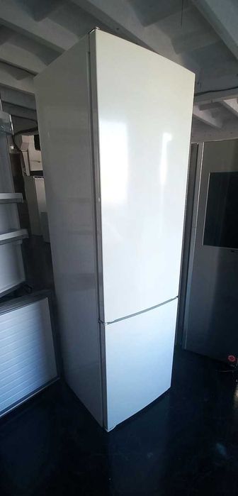 Холодильник Miele (милі, мили, миле)
двометровий, білий, з доводчиками