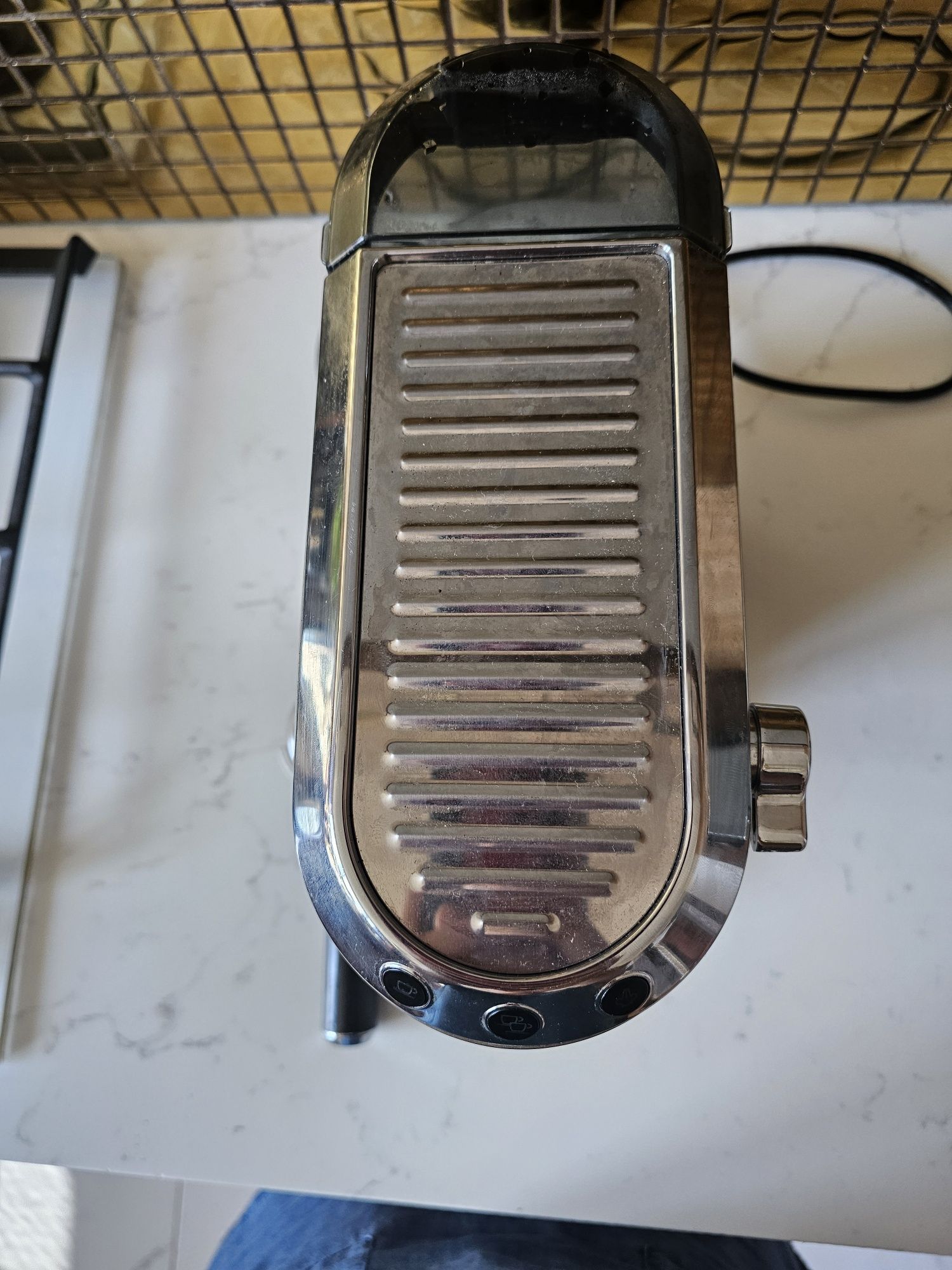 DeLonghi Ekspres kolbowy do kawy Dedica Style EC680.M ze spieniaczem