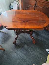 Stół na drewnianych nogach