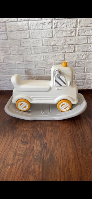 Дитяча машинка-гойдалка
