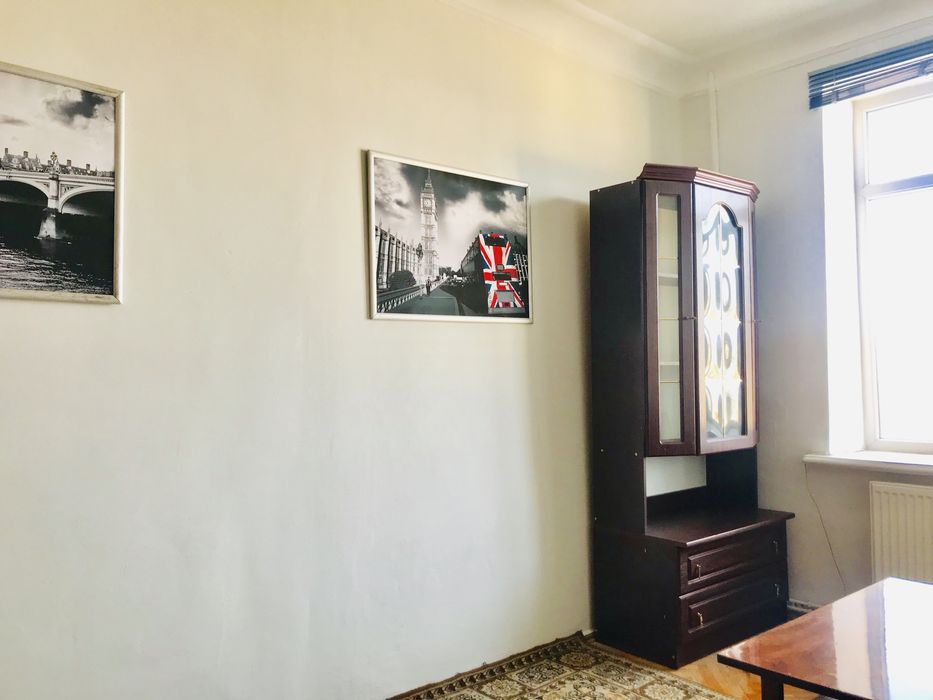 Власник. Кімната. Центр