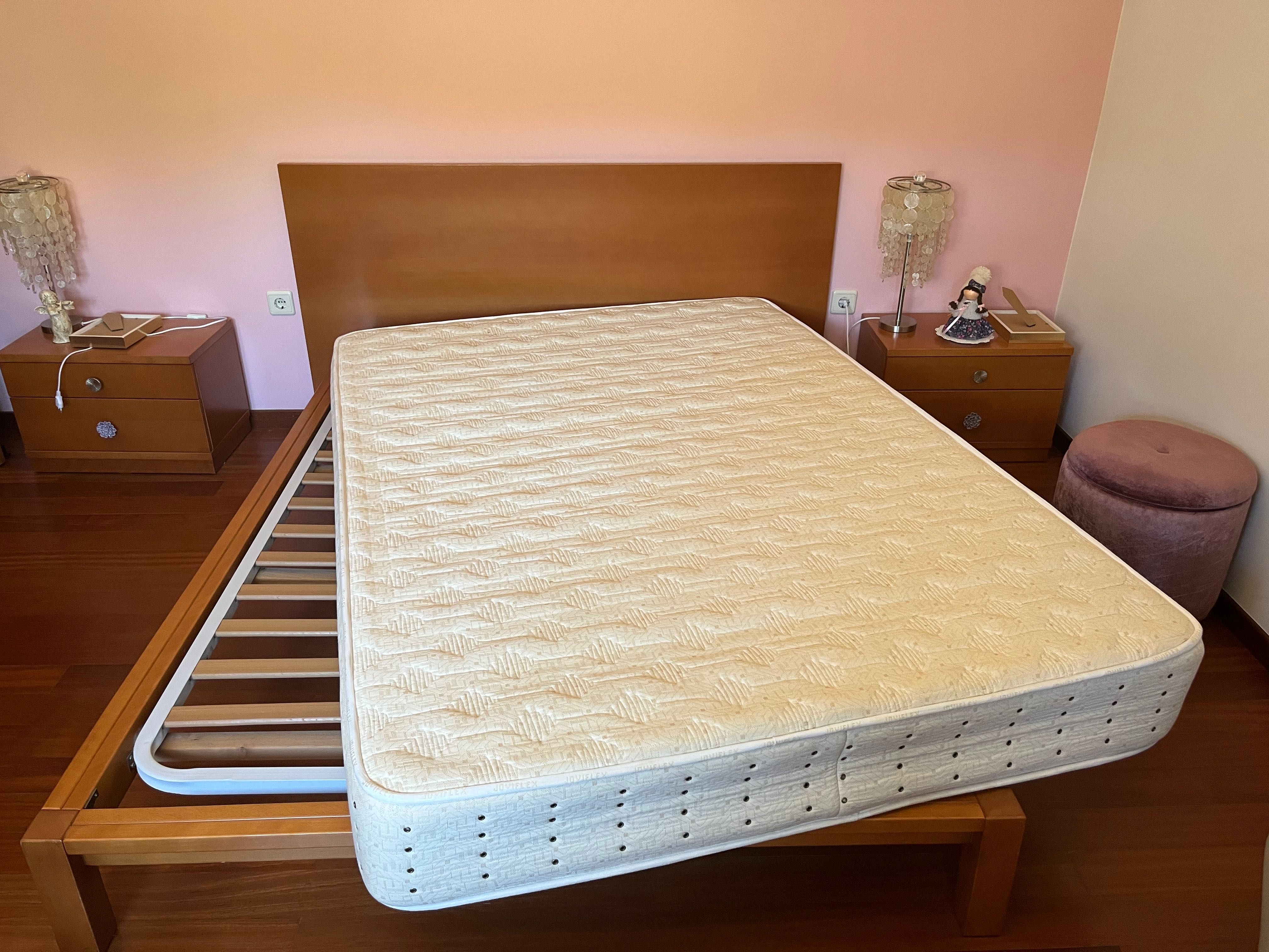 Cama de casal bom estado