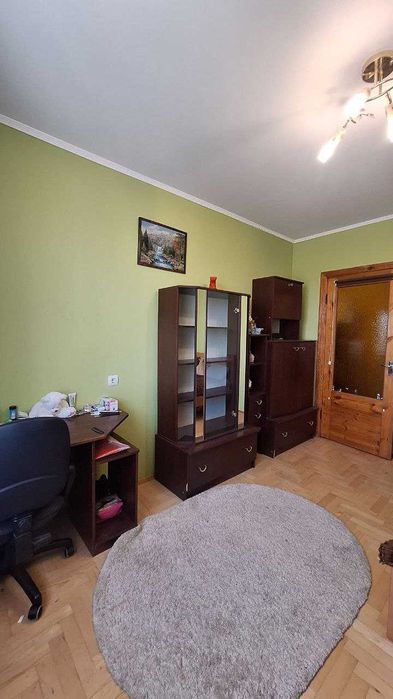 Продається трикімнатна квартира по вул. Білозіра