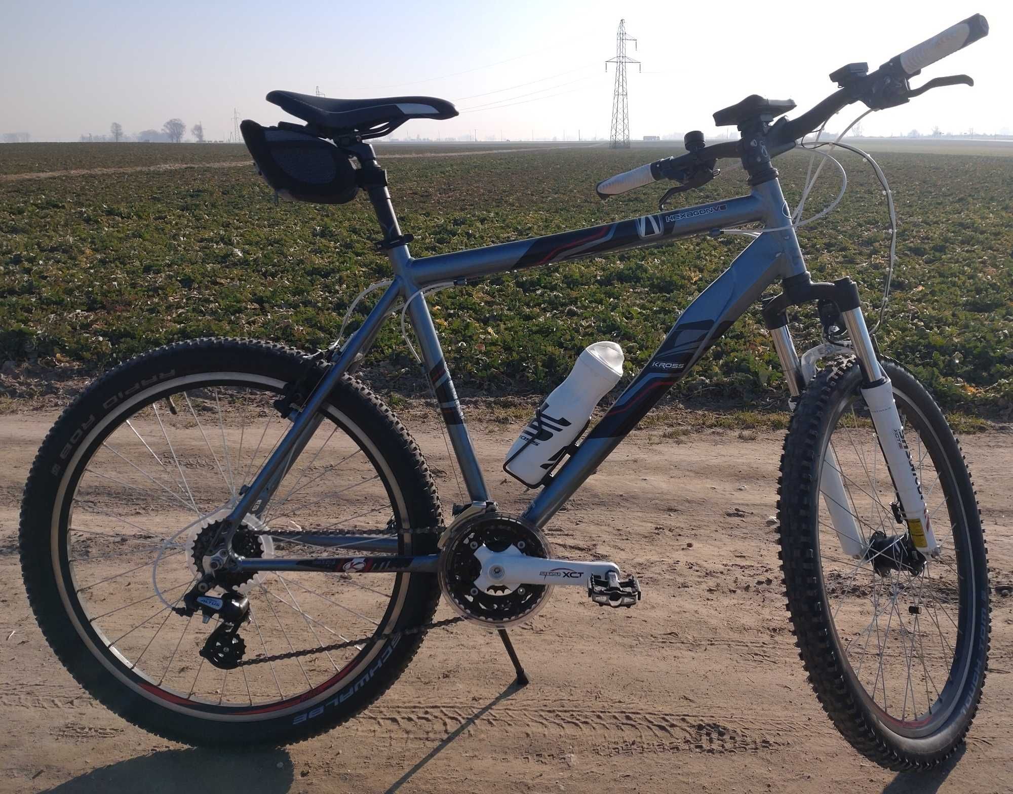 Kross Hexagon v6, koła 26", oświetlenie LED, dynamo w piaście rama 21"