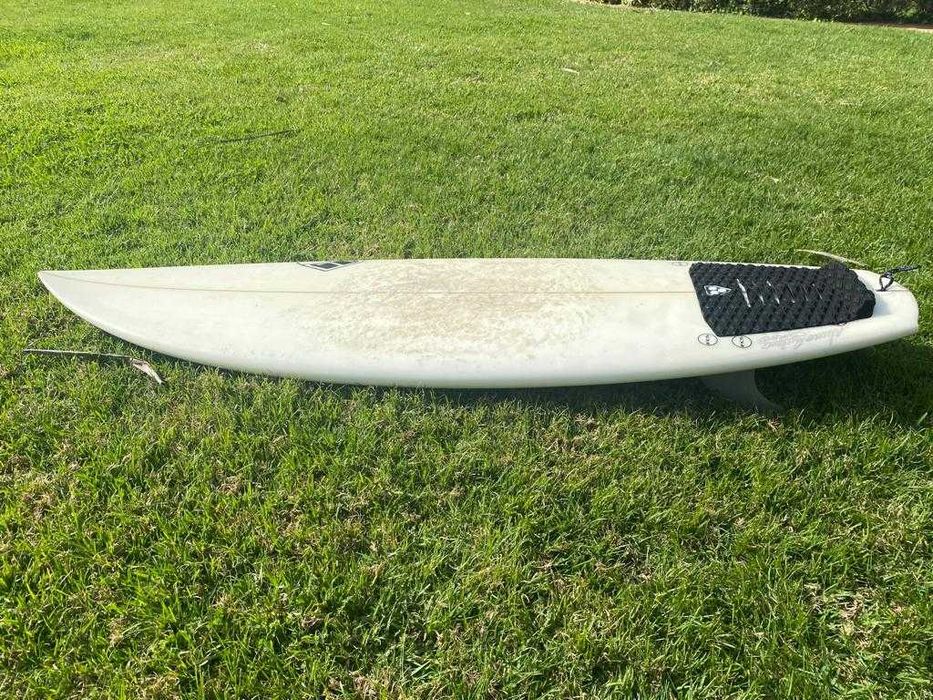 Prancha Pólen 5''1 com quilhas como nova