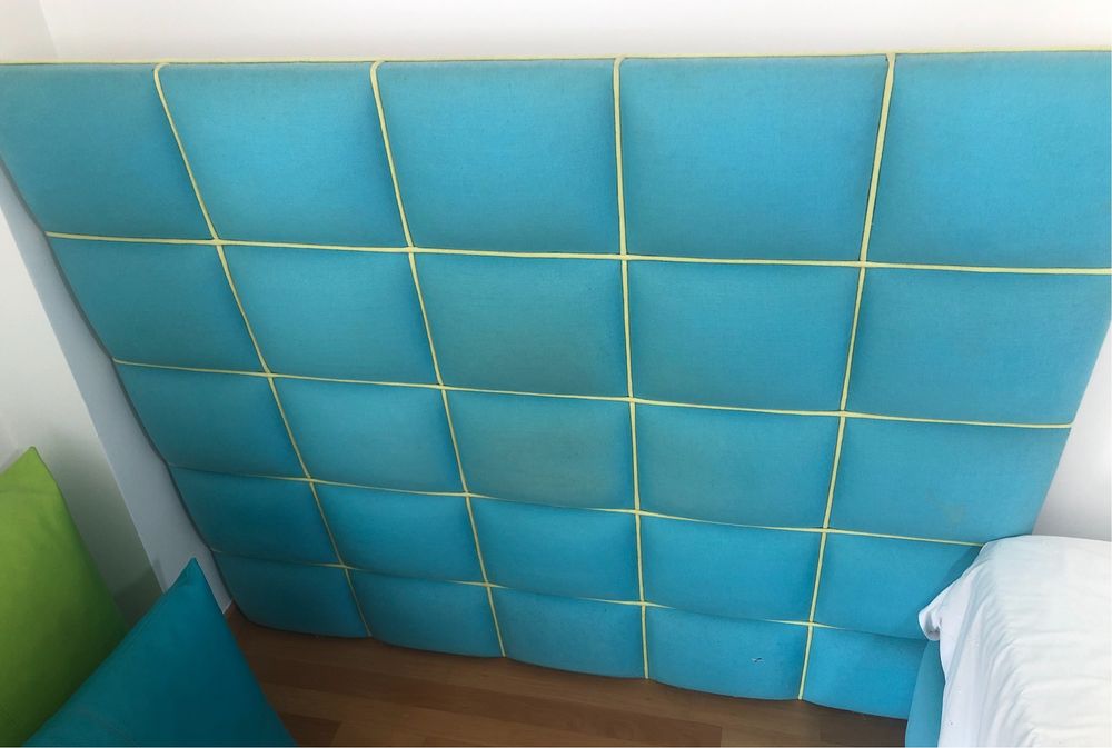 Cama de jovem (corpo e meio) - sommier e cabeceira alcochoada