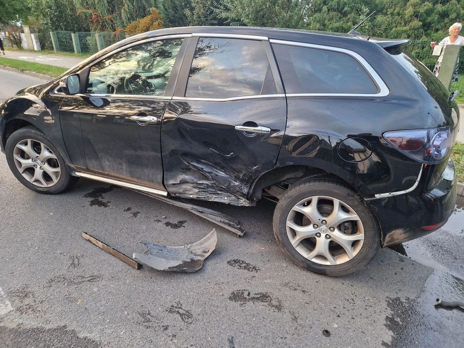Mazda CX-7 Sprzedam uszkodzoną na chodzie całą na częsci
