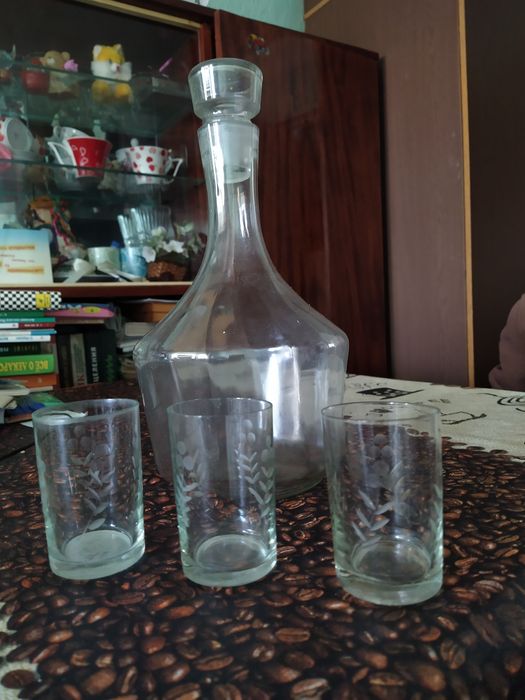 Графин и 3 стопочки.