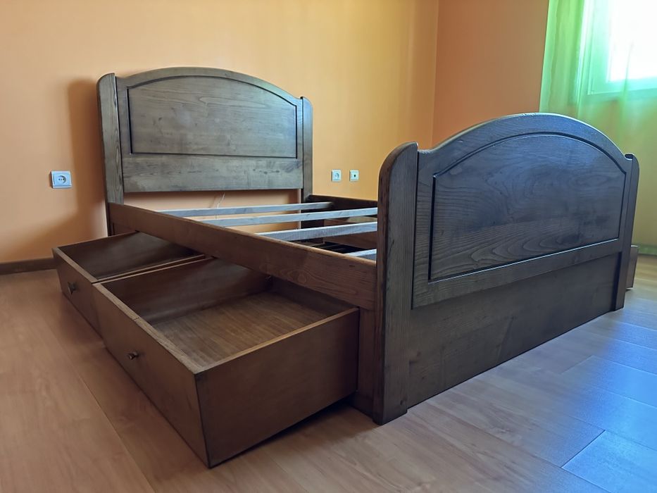 Cama de casal em madeira maciça com colchão