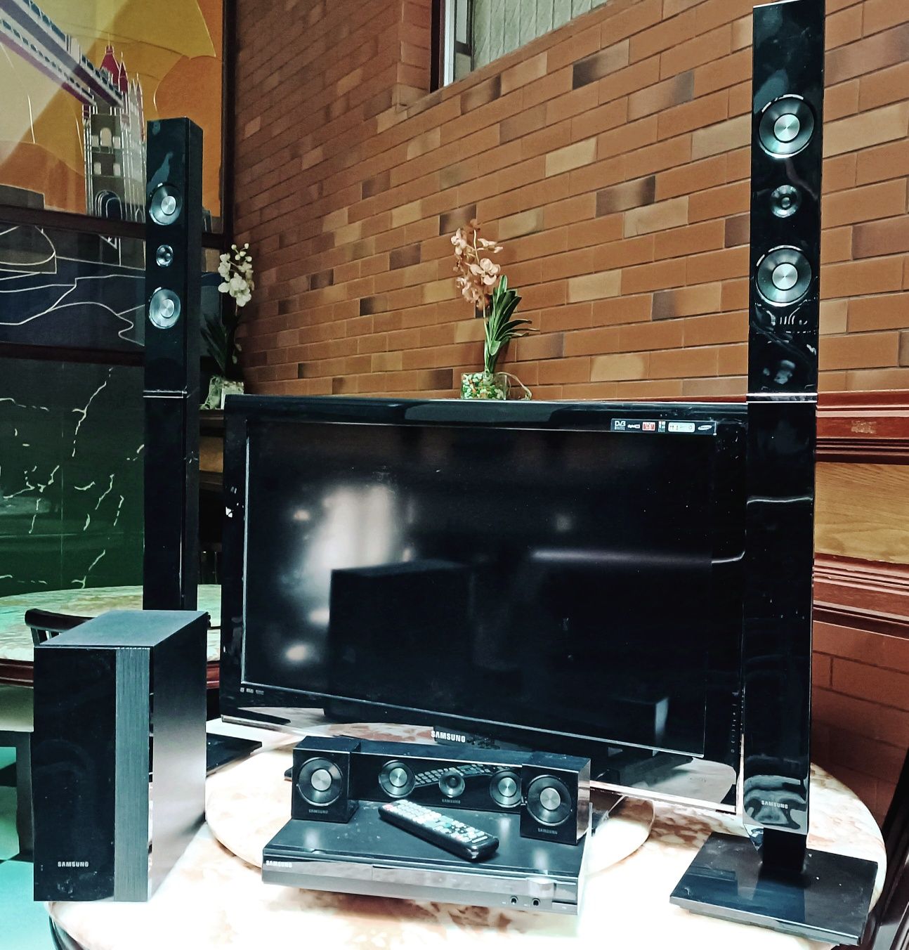 Домашній кінотеатр Samsung HT-C453N  + телевізор  Samsung LE40B530P7W