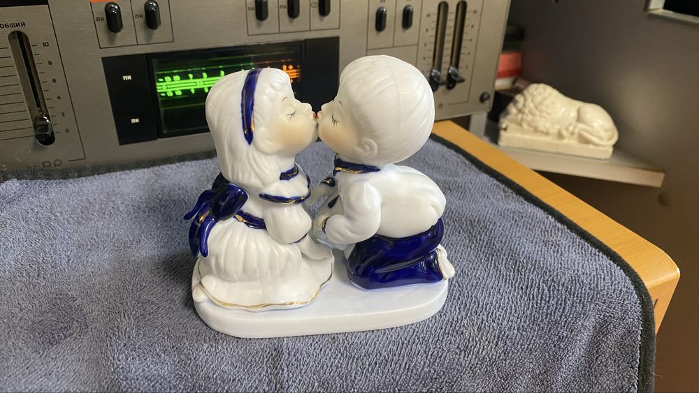 Статуэтка дети целуются. Фарфор.