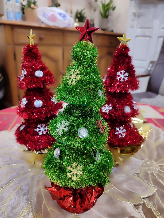 Trzy sztuczne choinki