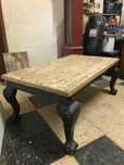 Mesa de sala em madeira com garras e ferragens