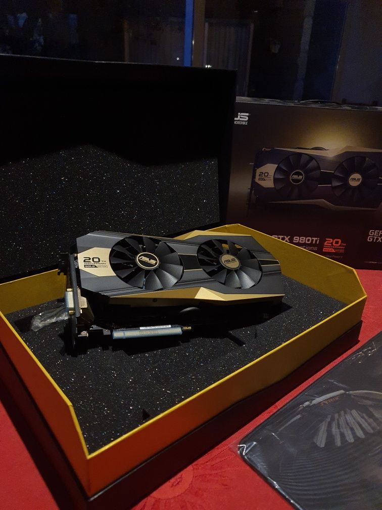 Gráfica GTX 980 Ti 20⁰ aniversário Asus - Gold Edition
