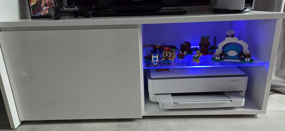 Szafka RTV z podświetlaną półką