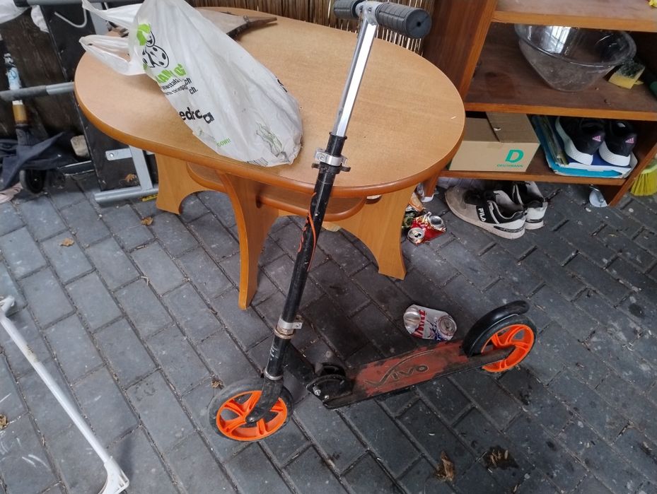 Hulajnoga  na dużych kółkach.