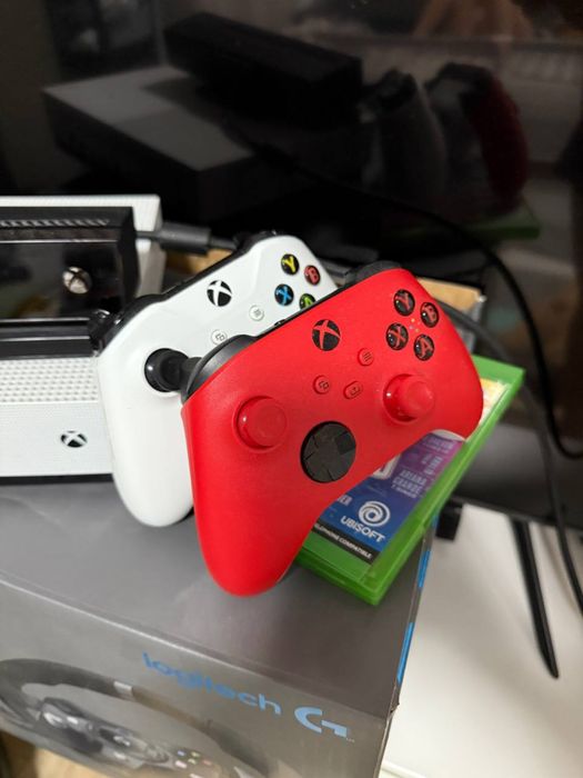 Zestaw Xbox One S + 2 pady Kinect + kierownica Logitech G920
