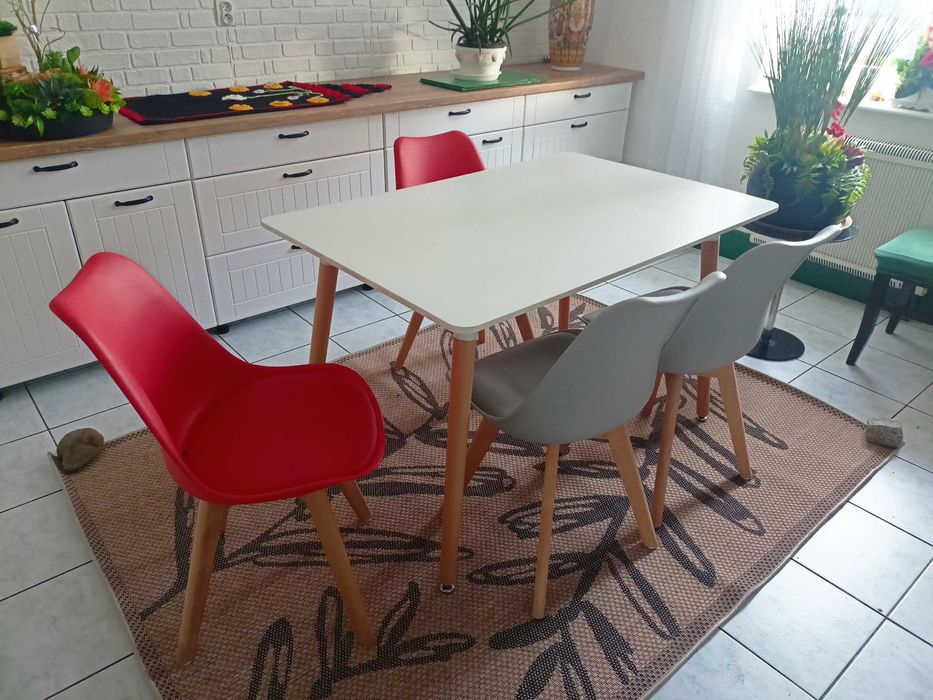 Stół kuchenny z czterema krzesłami JAK NOWY